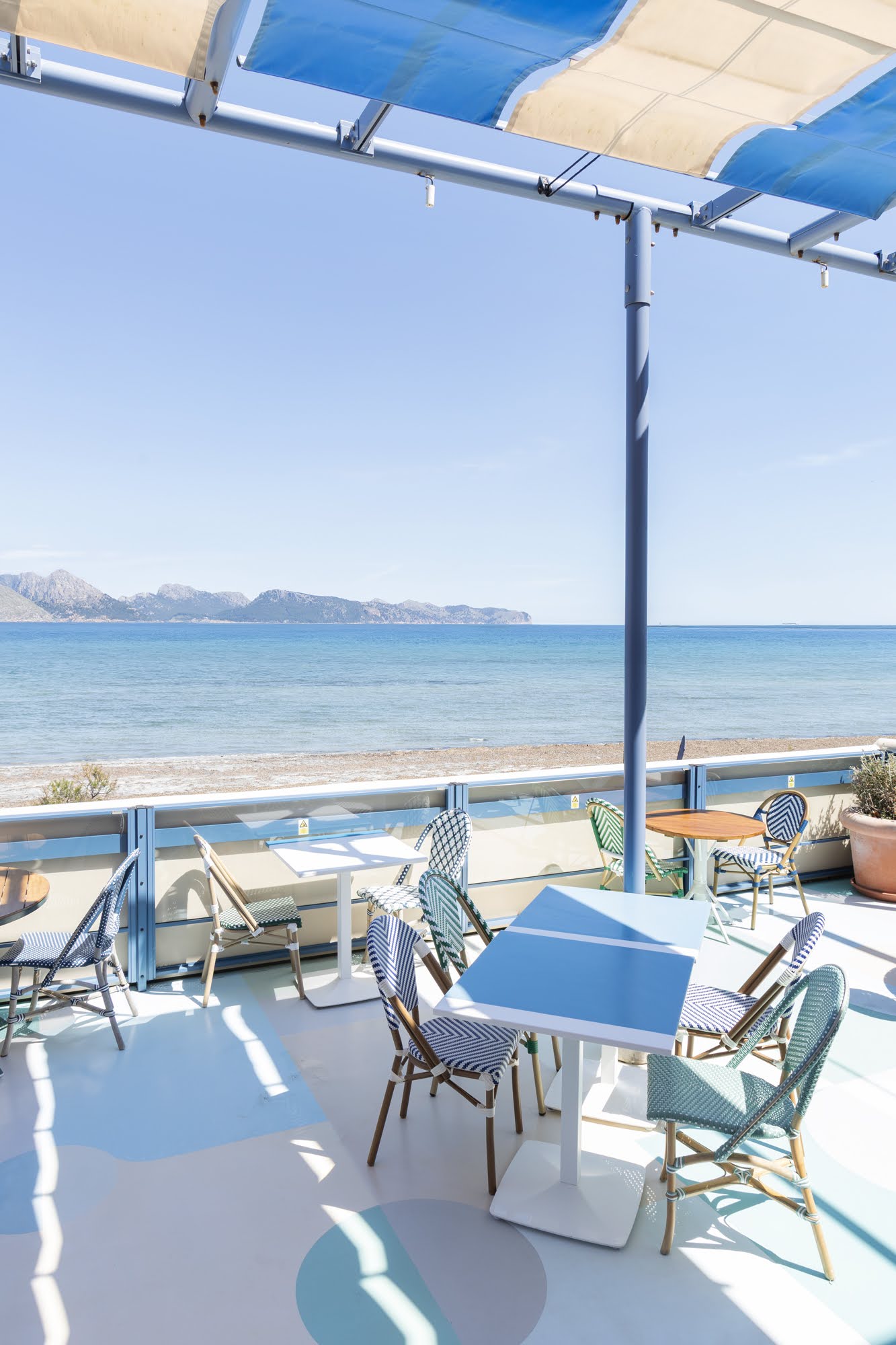 Terraza restaurante o96 frente al mar para eventos, cócteles, comidas y cenas